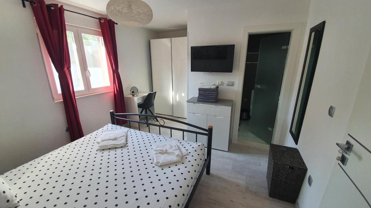 Villa Fides With Private Pool, Garden And Sea View Kaštel Novi Eksteriør bilde