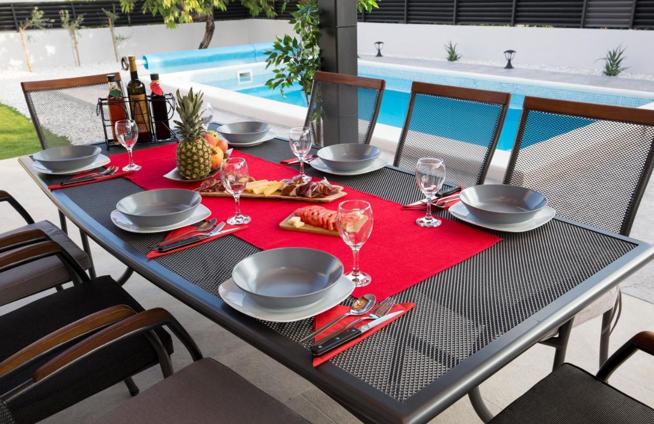 Villa Fides With Private Pool, Garden And Sea View Kaštel Novi Eksteriør bilde